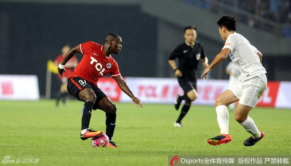 辽宁队乌贾在比赛中持球