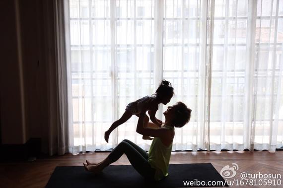 小花妹妹陪孙俪练习瑜伽