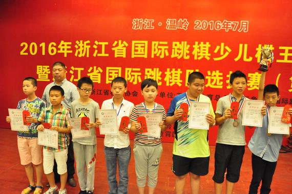 小棋手们登台领奖