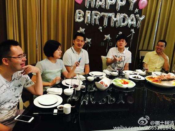 常昊古力等为柯洁庆祝生日（图片来源柯洁微博）