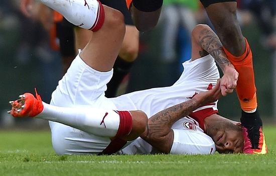 ac米兰旧将被踩 耳朵剁掉1/3(血腥慎入)