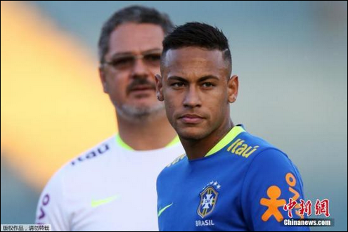 当地时间7月29日，巴西戈亚尼亚，巴西男足国奥队为备战与日本的友谊赛进行训练，内马尔现身球场。