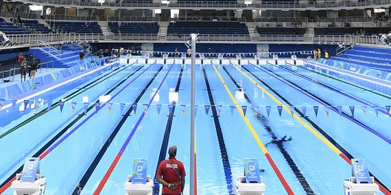 奥运会泳池边的救生员