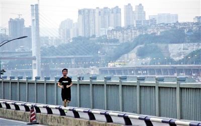 夜跑的背影很美丽 90后妹子夜跑五个月瘦10斤