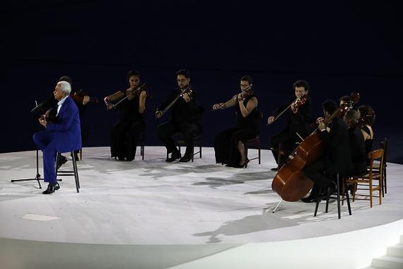 艺术家弹奏吉他唱巴西国歌