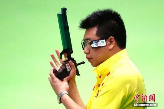 图为庞伟在资格赛比赛中  中新网记者 富田 摄