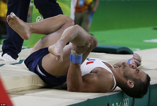 法国断腿体操选手赛后二度被摔