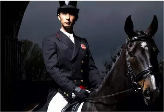 骑士华天就读的伊顿公学属英式传统绅士教育学堂