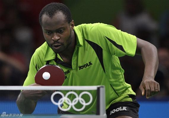 阿鲁纳在比赛中击球