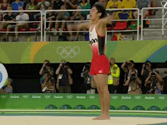 白井健三助完成高难度动作