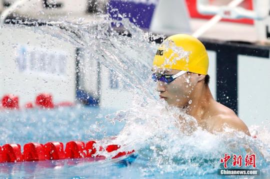 资料图：徐嘉余佩戴黄色泳帽参加全国游泳冠军赛暨里约奥运选拔赛 富田 摄