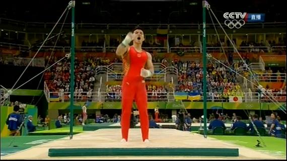 林超攀单杠怒吼