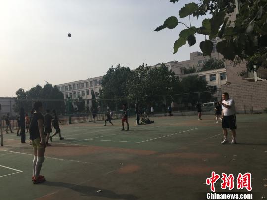 图为石家庄市第十五中学操场上正在训练排球的学子们。　李洋 摄