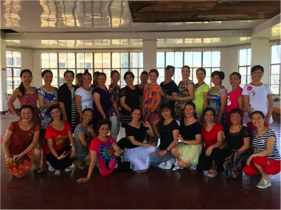 中国广场舞公益行（湖南怀化站）举行