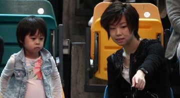 张怡宁与女儿合影