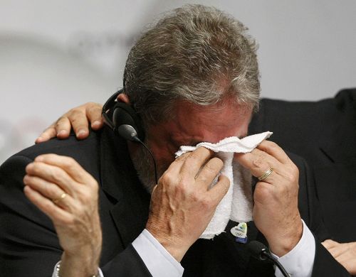 叙利亚外交官掩面哭泣图片