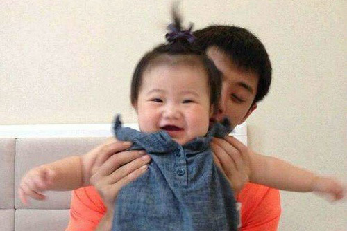 张继科抱着好友的女儿