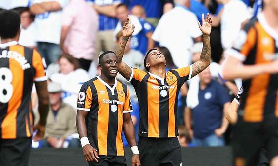 阿贝尔-埃尔南德斯庆祝进球，但英超赛季首球记在他身旁的迪奥曼德账下。