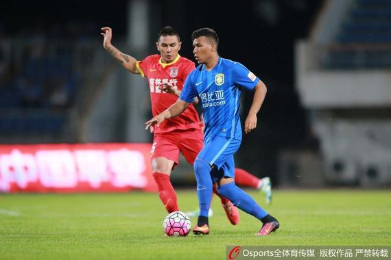 双方球员在比赛中