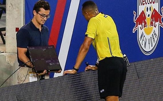 主裁艾尔法特在场边观看视频回放