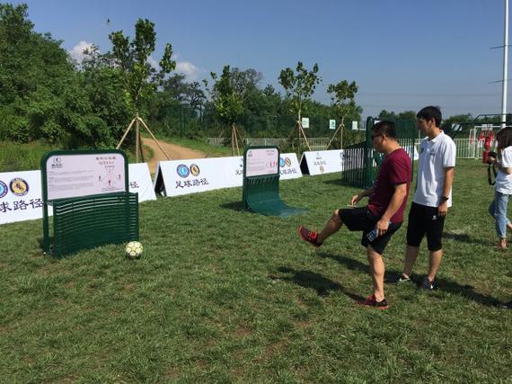 曹限东体验足球路径器械