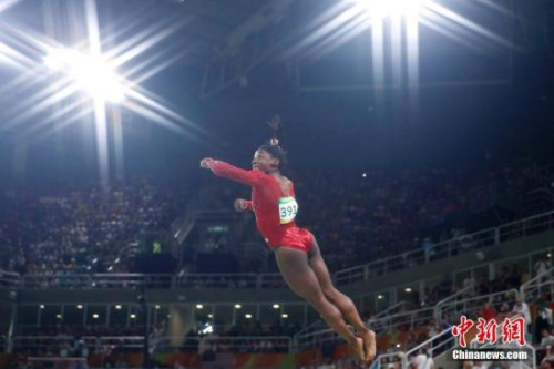 图为美国名将拜尔斯在比赛中