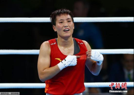 当地时间8月15日，2016里约奥运会拳击比赛继续进行，女子60公斤级1/4决赛，中国选手尹军花发挥出色，以3-0击败了阿塞拜疆选手阿勒克斯娃，携两连胜晋级四强。