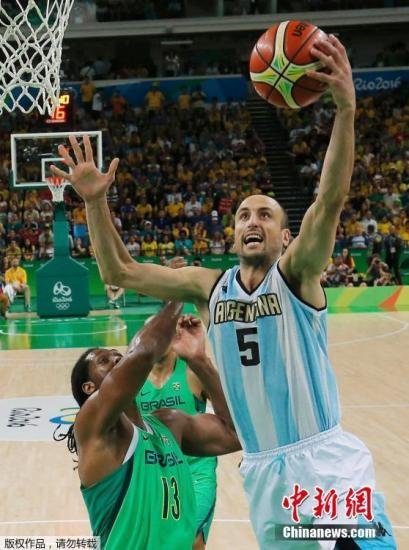 当地时间8月13日，2016里约奥运会男篮小组赛第4轮比赛，阿根廷经过双加时以111-107艰难战胜东道主巴西，提前一轮小组出线。图为阿根廷队的吉诺比利扣篮。