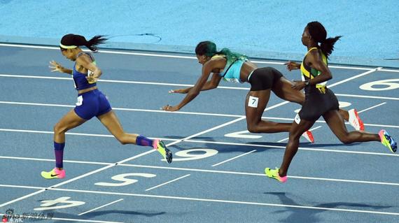 女子400米决赛巴哈马名将鱼跃撞线