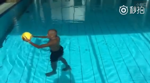 登巴巴在水中慢走