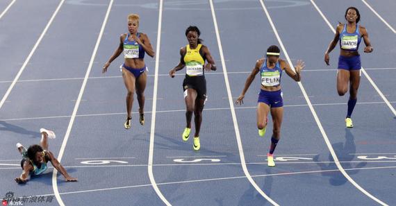田径选手鱼跃冲线
