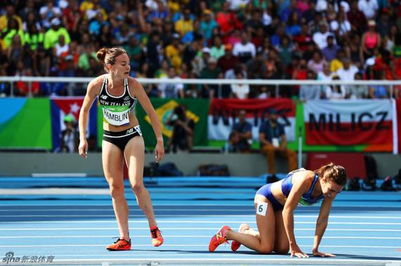 美选手不顾比赛选择了先搀扶起汉布林