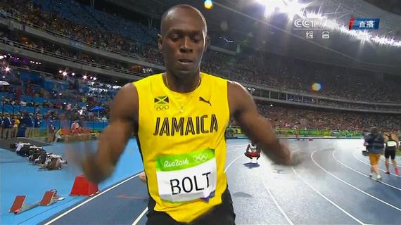 gif-王者之气!博尔特上演詹皇同款霸王庆祝舞步