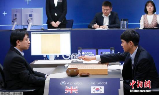 3月15日，韩国九段棋手李世石与“阿尔法围棋”在韩国首尔进行第五场对弈。