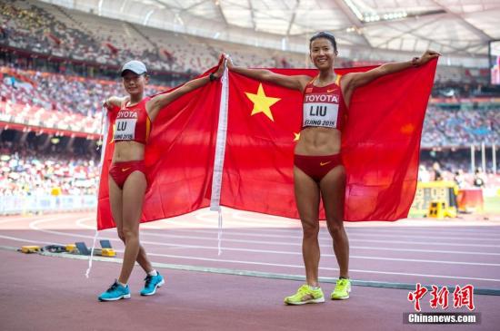 8月28日，2015年北京田径世锦赛进入第七比赛日，在女子20公里竞走决赛中，中国选手刘虹（右）以1小时27分45秒摘得金牌，这也是中国田径队在本次世锦赛上收获的首枚金牌。她的队友吕秀芝（左）获得银牌。中新社发 富田 摄
