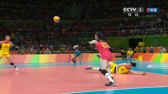丁霞鱼跃倒地救球、展现顽强品质