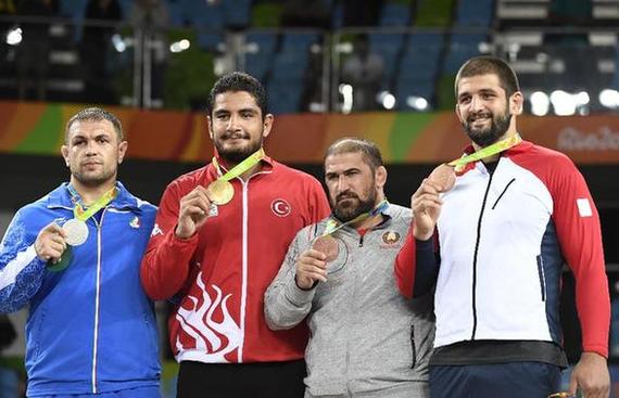 伊朗选手卡西米，土耳其选手阿克居尔，白俄罗斯选手赛义多夫和格鲁吉亚选手彼得里阿什维利（由左至右）展示奖牌。