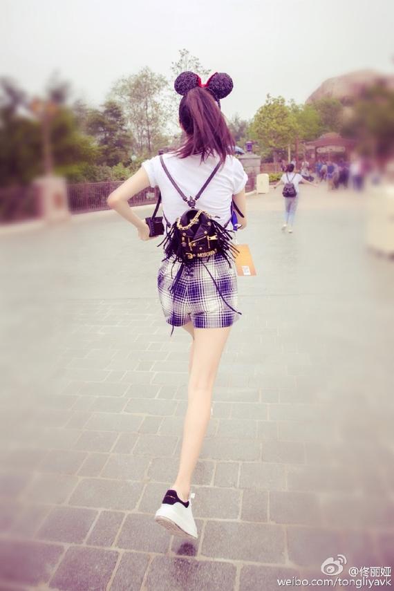 佟丽娅微博晒晨跑图 获赞真女神腿长1米8