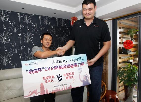 姚明现身福州球迷家