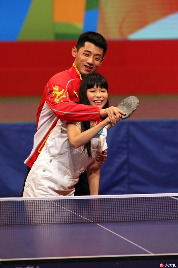 张继科搂着小姑娘跟李晓霞对打