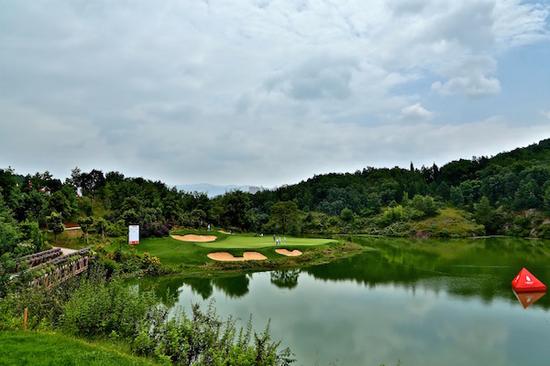 地处高原的玉龙湾高尔夫球场