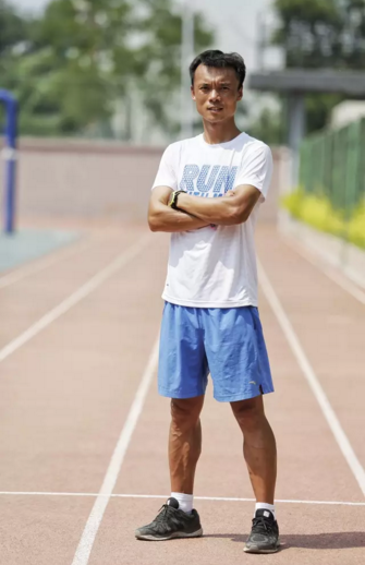 牛超

职业：专业马拉松教练
跑龄：21年 
全马次数：97次 
个人最好成绩：3：00