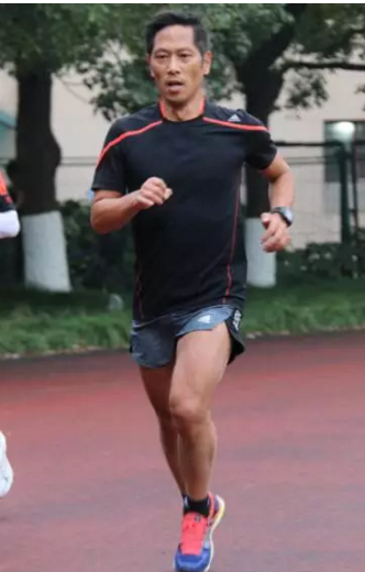 张连云

职业：公司职员
跑龄：9年
全程次数：54次
个人最好成绩：3:11:36