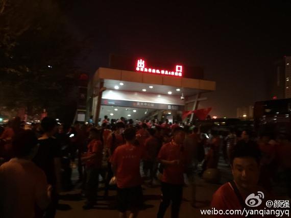 沈阳地铁口滞留球迷