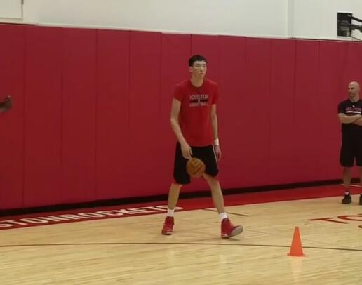 周琦在火箭训练馆进行特训