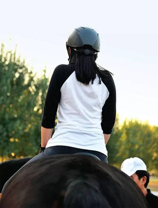 教你通过正确坐姿与马儿交流