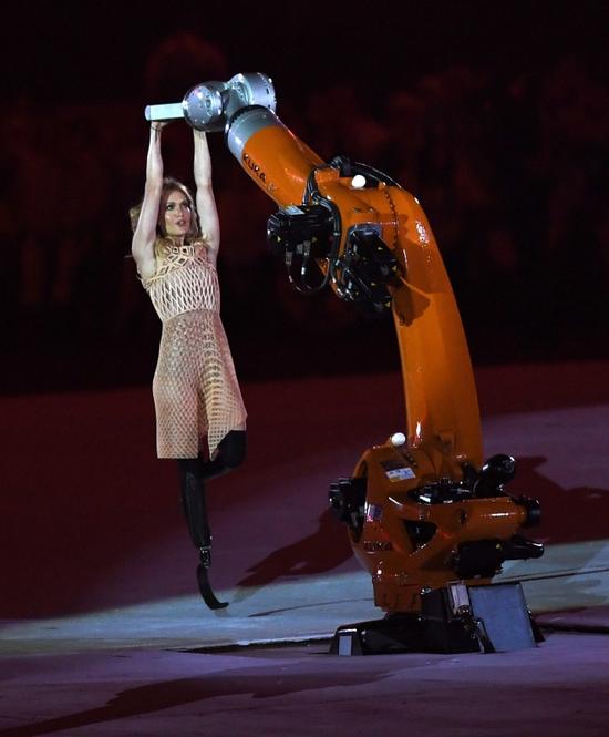美女刀锋舞娘与机器人斗舞 让他俯首称臣(图)