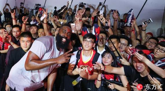 哈登与球迷合影