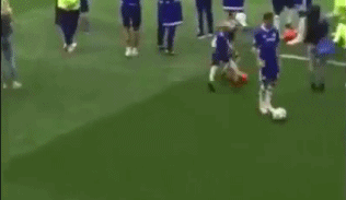 小阿扎尔惨啊，被老爹下黑脚