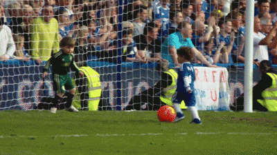 小托雷斯射门，小切赫守门，这画面太萌